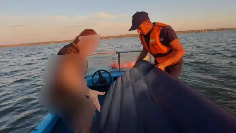 Спасатели в ЗКО спасли женщину, уплывшую на надувном матрасе