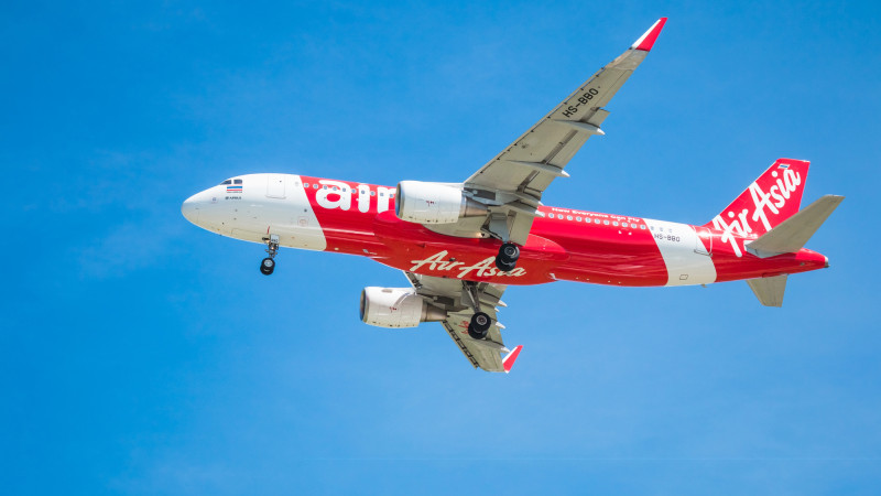 Небо раскололось: рейс D7221 AirAsia свернул на поиски спасения в Брисбене