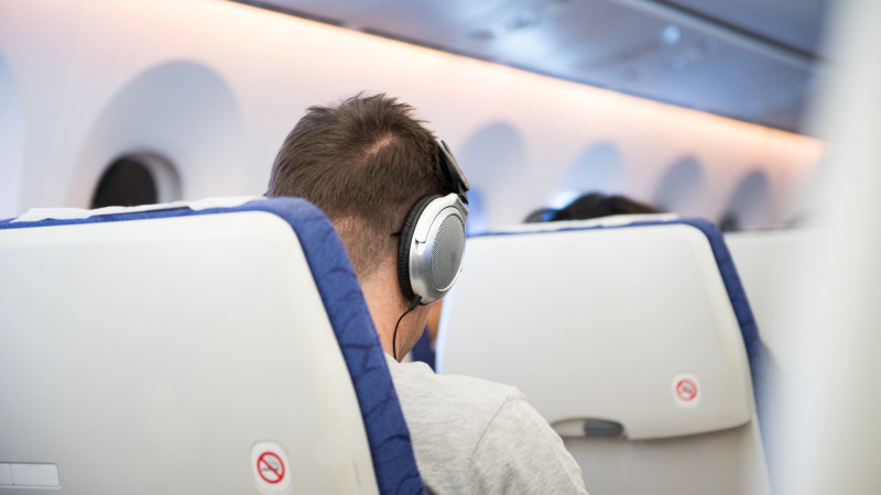 Авиакомпания запретила музыку: тишина или конфликт на борту?