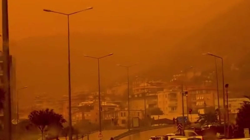 Красная буря в Анталье: пыль из Северной Африки накрыла город